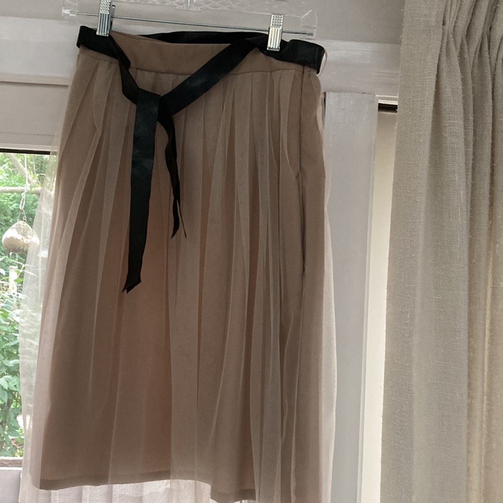 Tulle, everyday hip skirt. With black leather belt. Made in Italy.